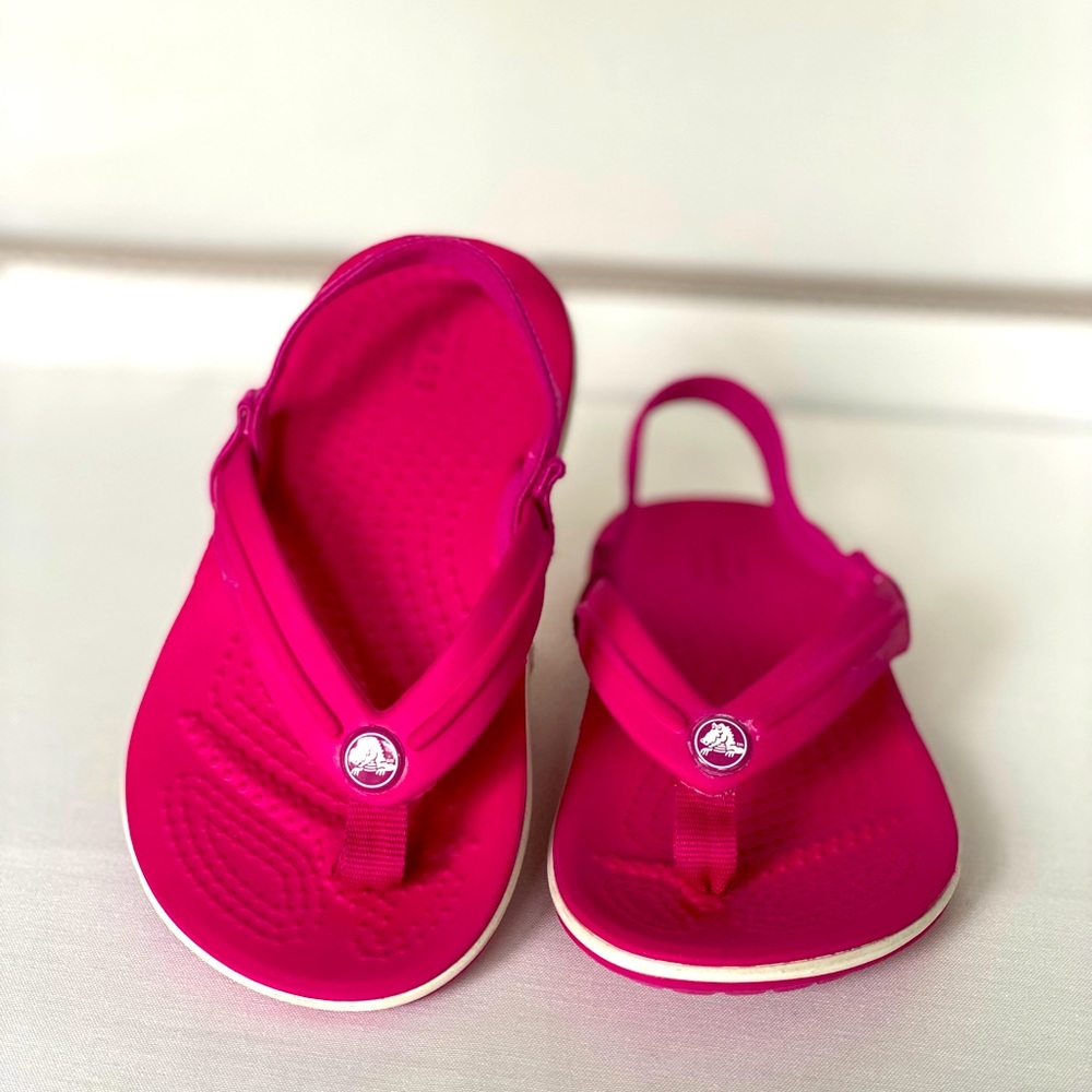 Like new fuchsia/pink crock sandals perfect for the pool or the beach.